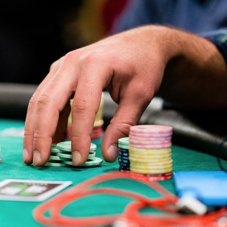 Factors to consider for playing poker online