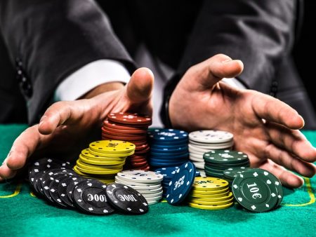 How casino guides help in finding information about different poker games?