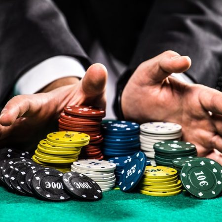 How casino guides help in finding information about different poker games?