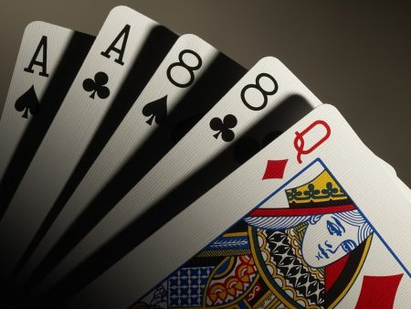 What are the advantages of playing poker online? Do you know the hands?